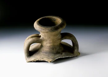 Ánfora de vino francesa con inscripción pintada en el cuello, del sitio romano en Newstead, Melrose